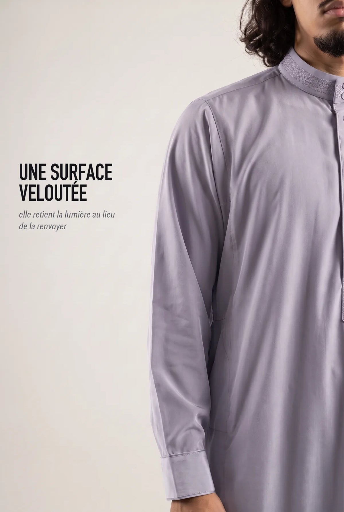 Surface veloutée du qamis Ammar gris, le tissu retient la lumière