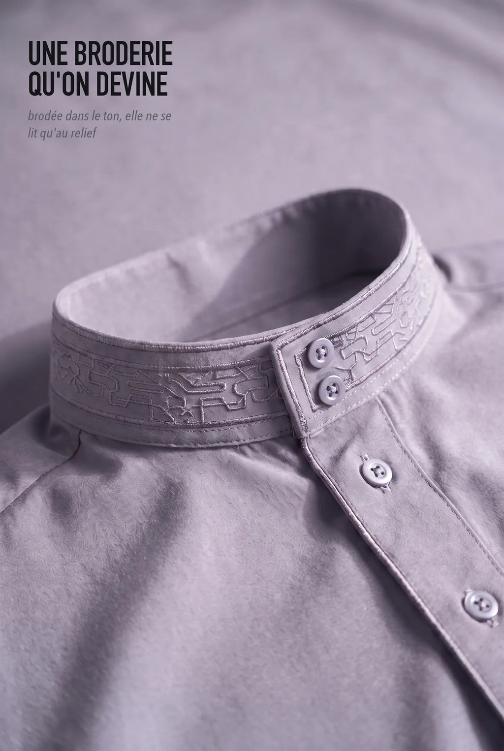 Broderie ton sur ton du col officier du qamis Ammar gris