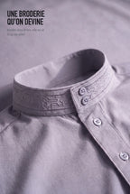 Broderie ton sur ton du col officier du qamis Ammar gris