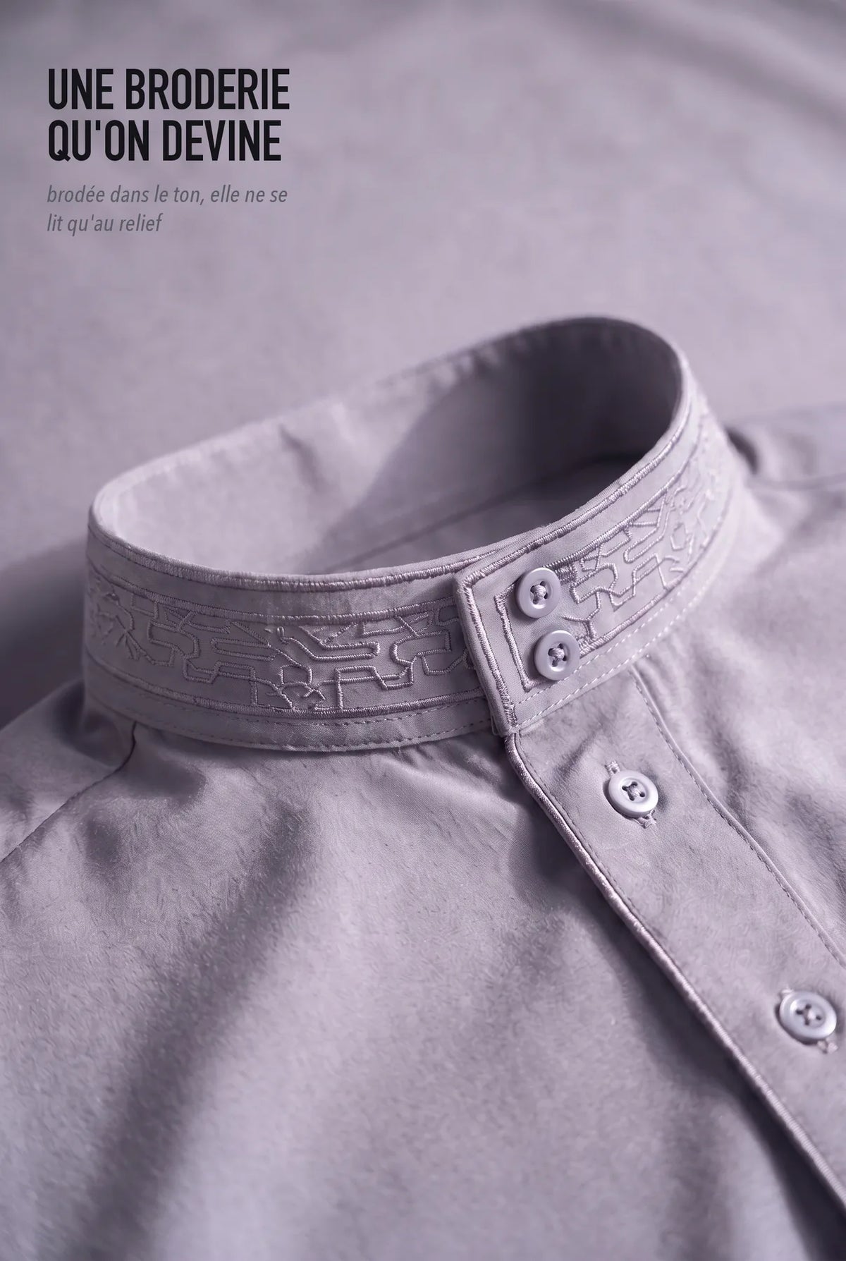 Broderie ton sur ton du col officier du qamis Ammar gris