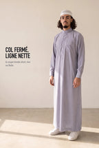 Qamis saoudien Ammar gris porté, coupe droite et col fermé