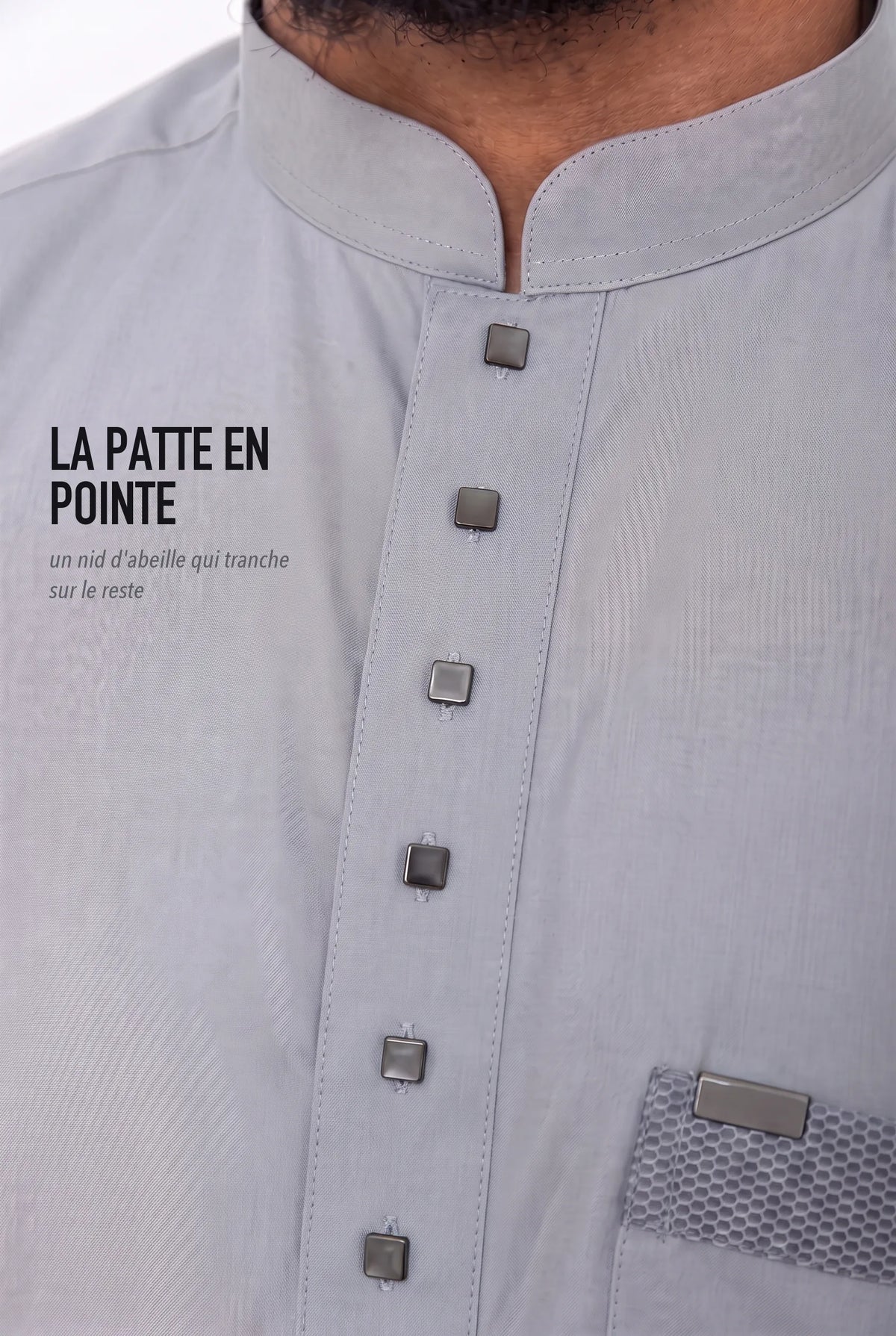 Patte de boutonnage en pointe ton sur ton du qamis Saleh gris chiné