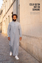 Le qamis Saleh gris chiné porté en semaine, dans la rue