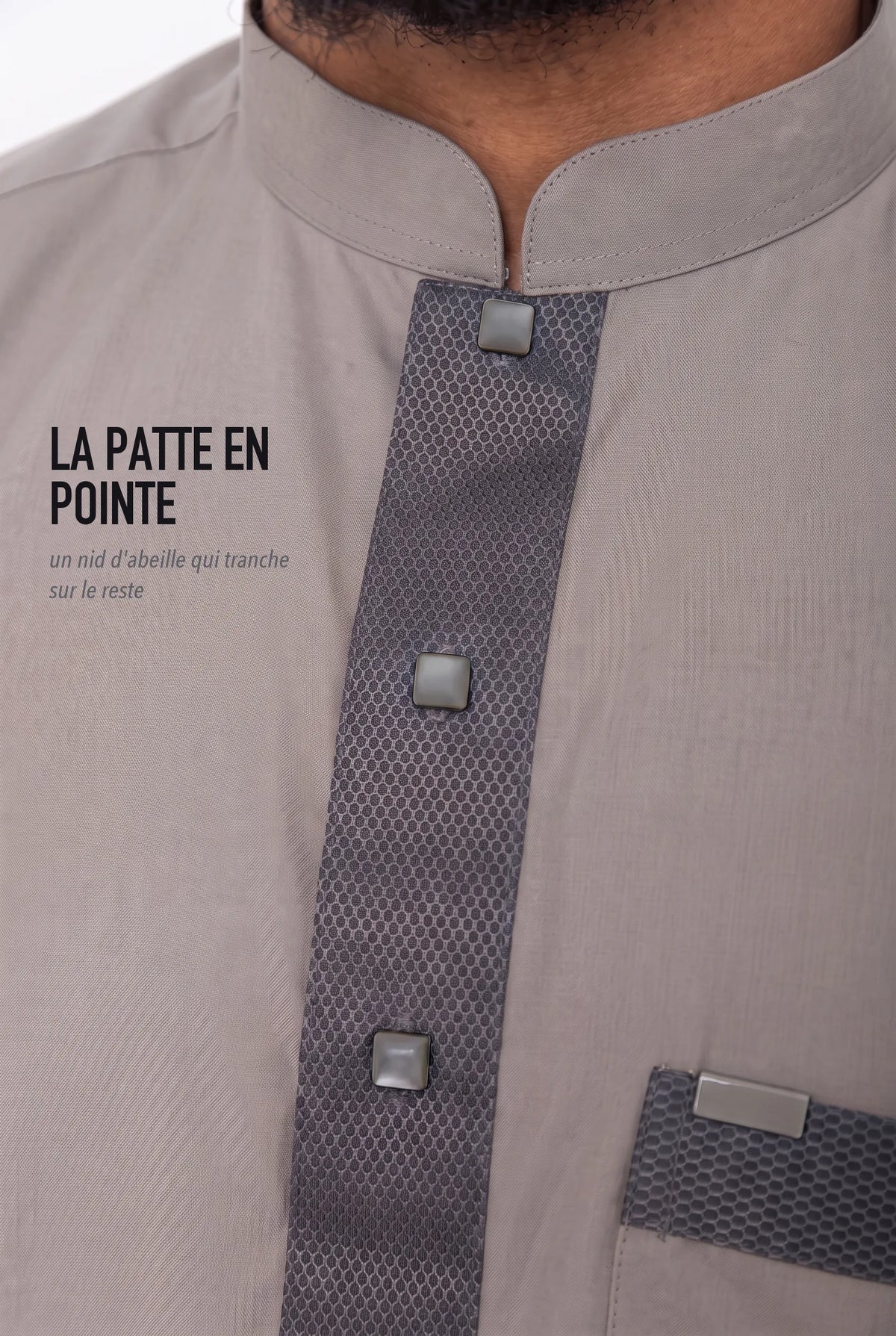 Patte de boutonnage en pointe, gris bleu contrasté, du qamis Saleh gris foncé