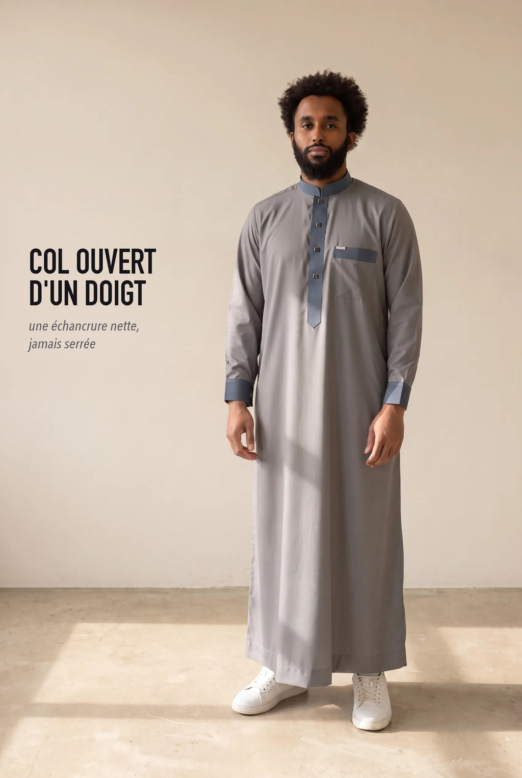 Coupe droite et col mao ouvert du qamis Saleh gris foncé