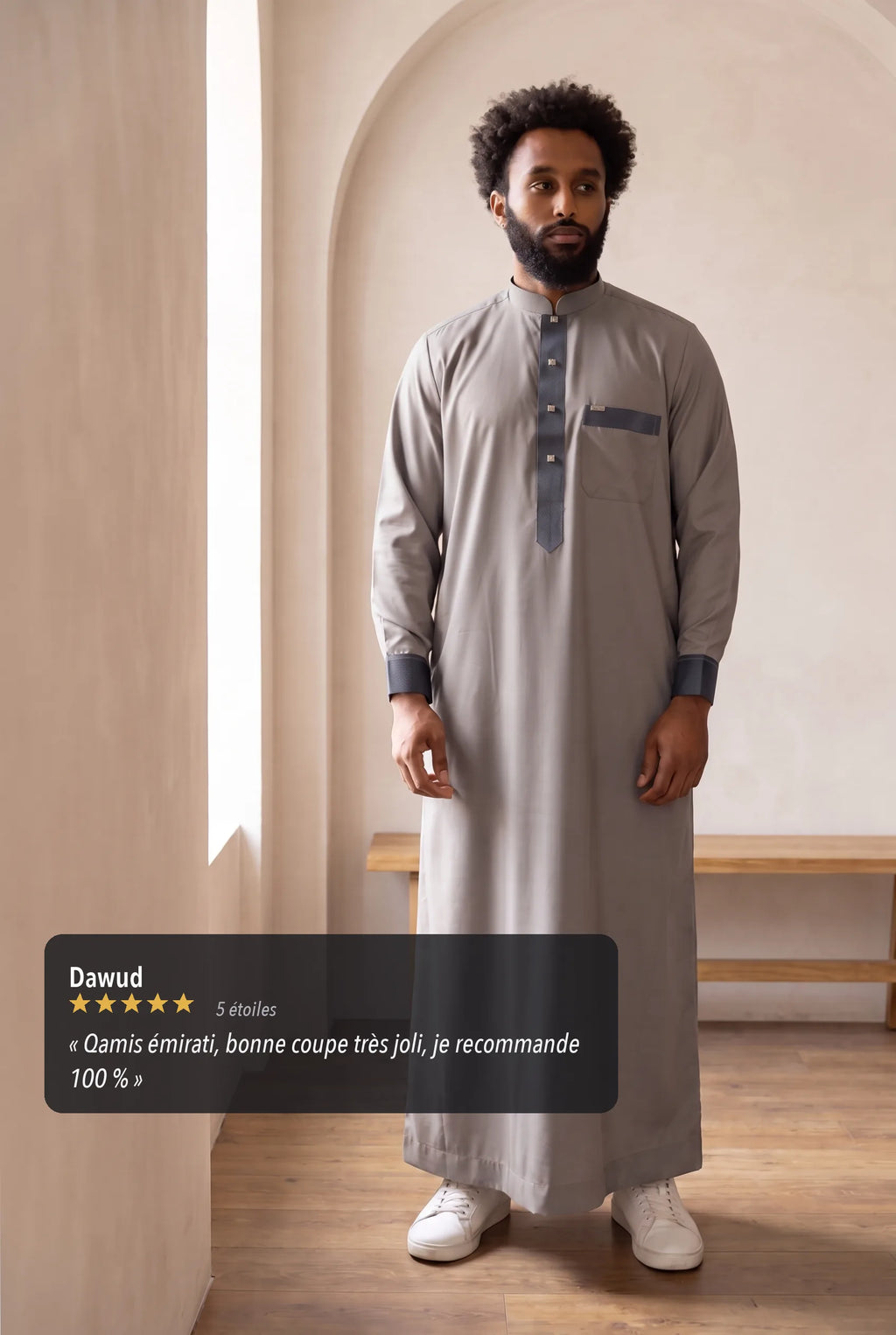 Qamis Saleh gris foncé porté en situation, avis client