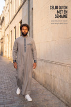 Le qamis Saleh gris foncé porté en semaine, dans la rue