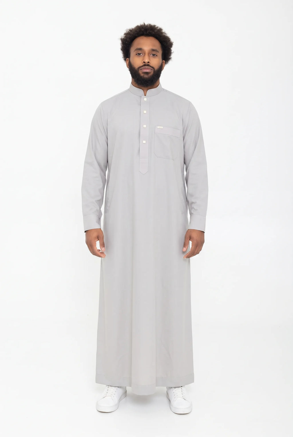 Qamis saoudien gris Saleh porté, col mao ouvert et patte en pointe