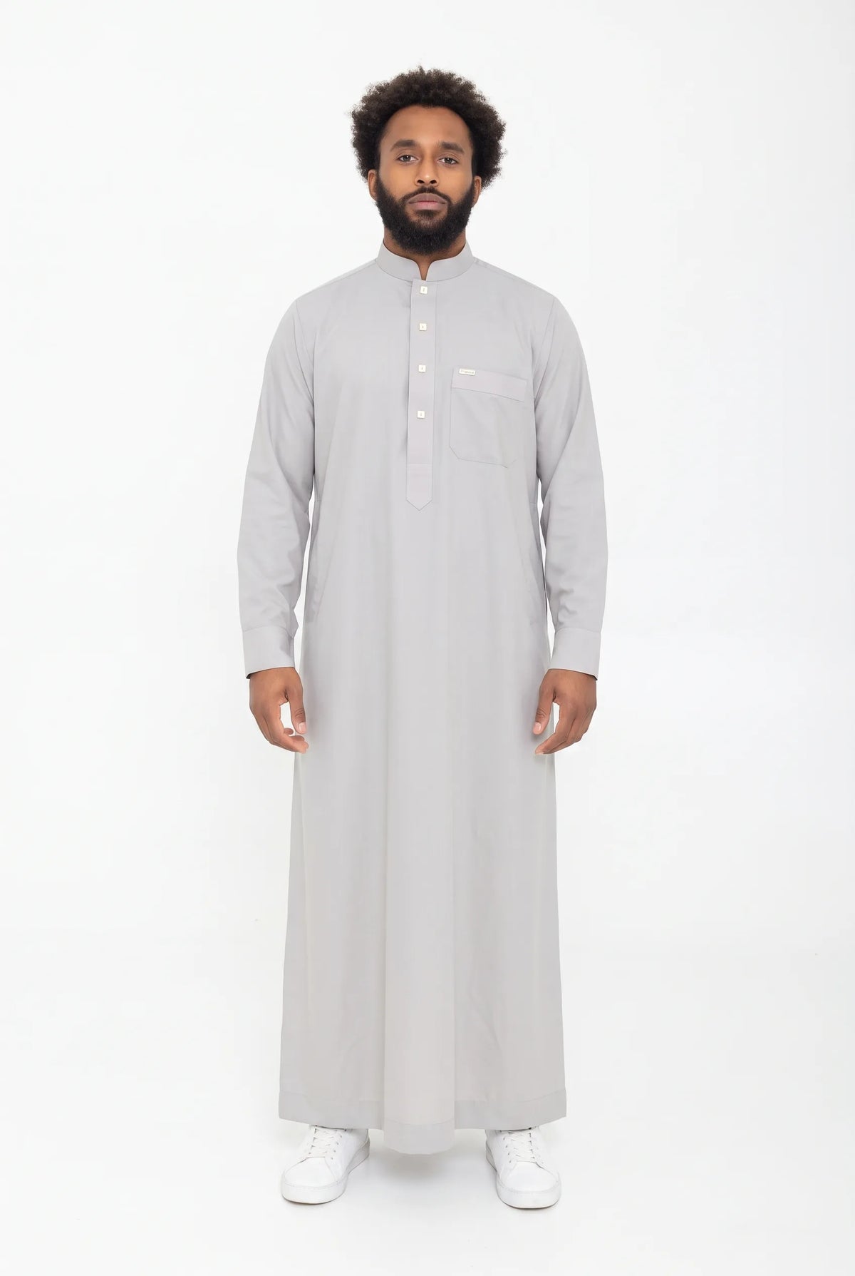Qamis saoudien gris Saleh porté, col mao ouvert et patte en pointe