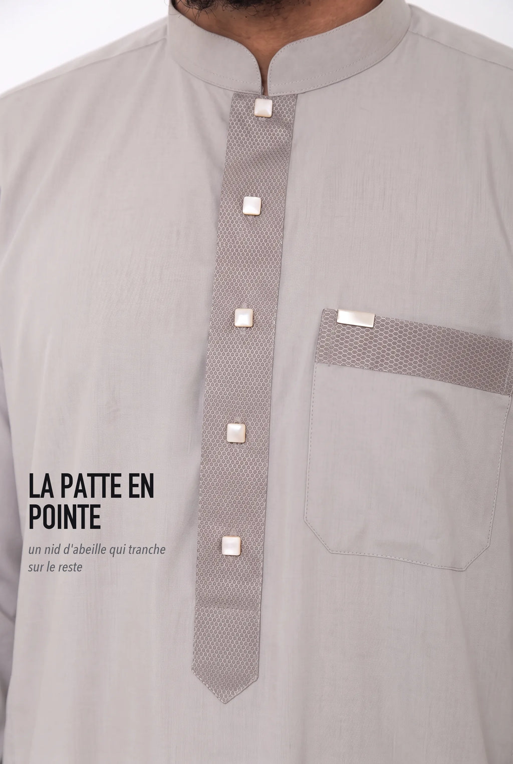 Patte de boutonnage en pointe ton sur ton du qamis Saleh gris