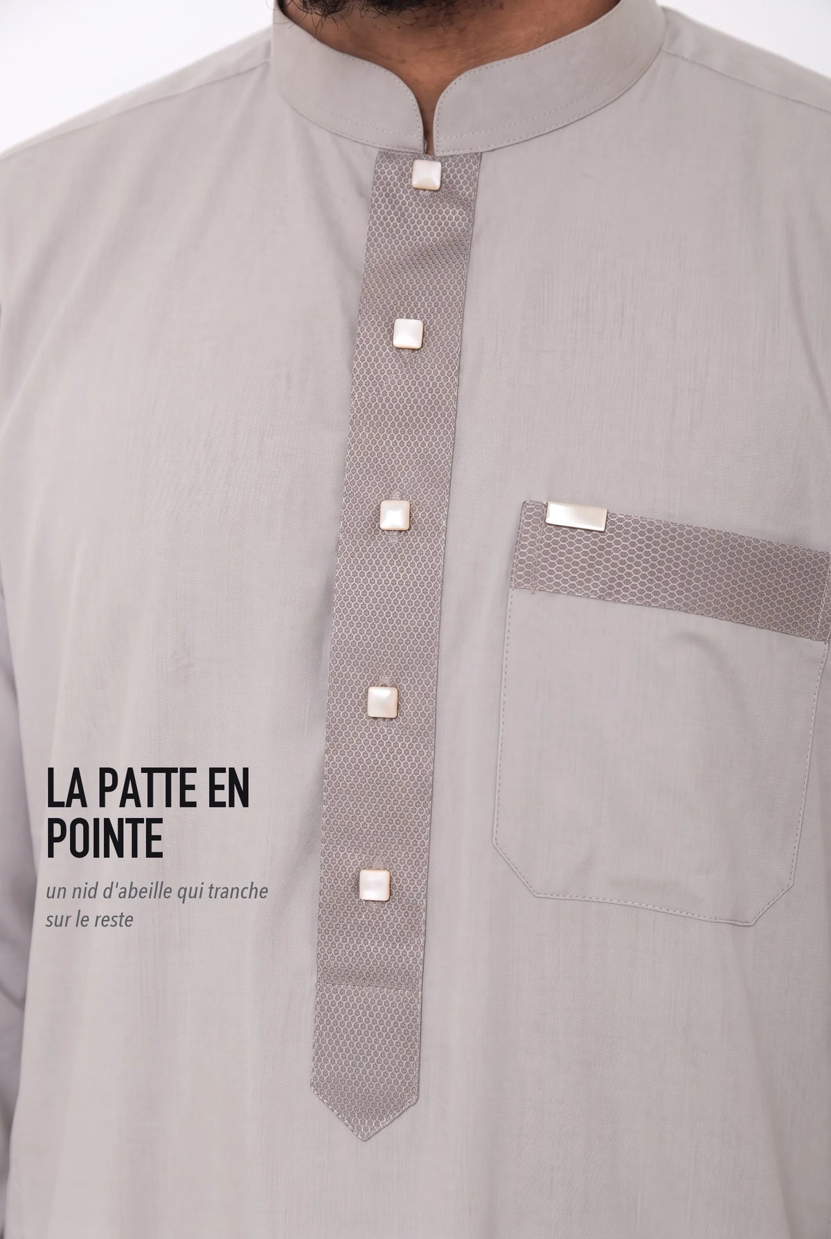 Patte de boutonnage en pointe ton sur ton du qamis Saleh gris