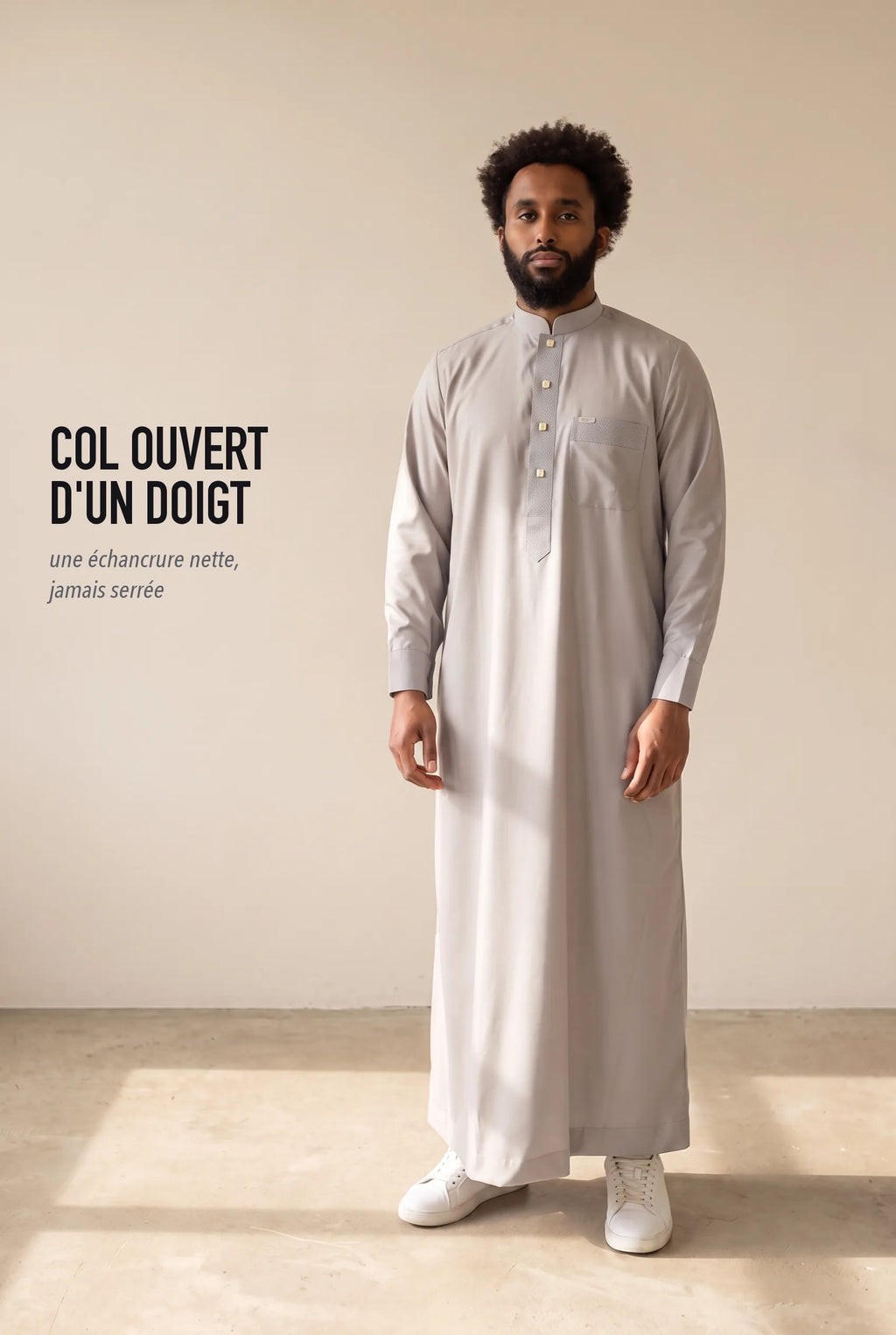 Coupe droite et col mao ouvert du qamis Saleh gris