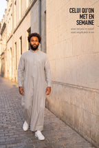 Le qamis Saleh gris porté en semaine, dans la rue