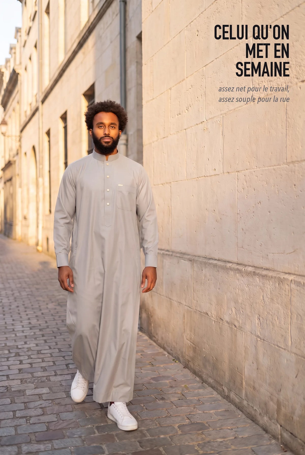 Le qamis Saleh gris porté en semaine, dans la rue