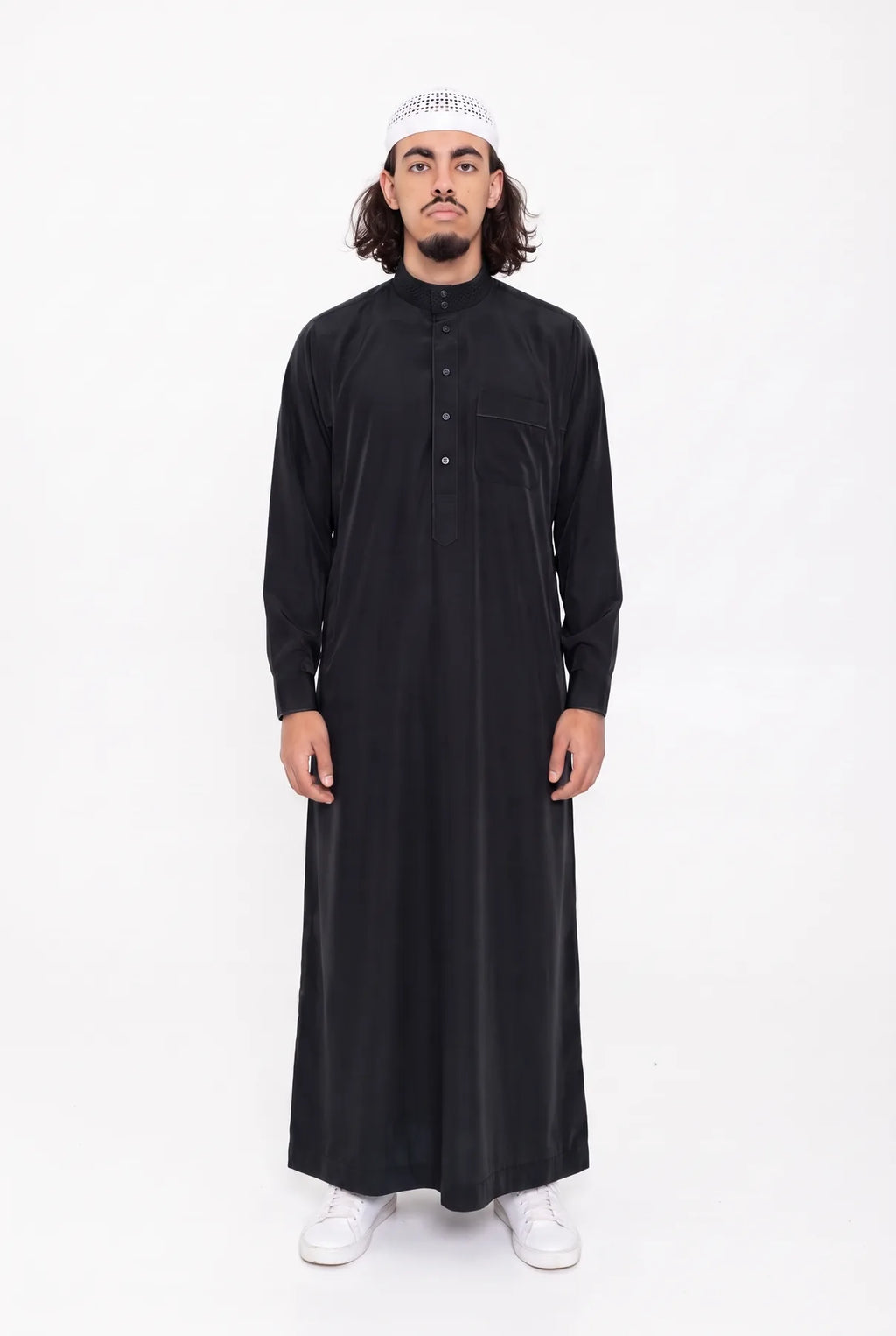 Qamis saoudien Ammar noir pour homme, col officier brodé et pantalon assorti