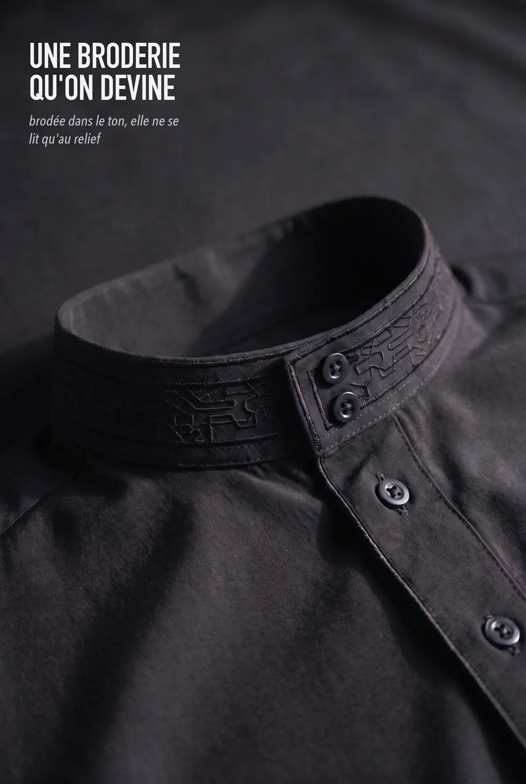 Broderie ton sur ton du col officier du qamis Ammar noir
