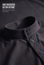 Broderie ton sur ton du col officier du qamis Ammar noir
