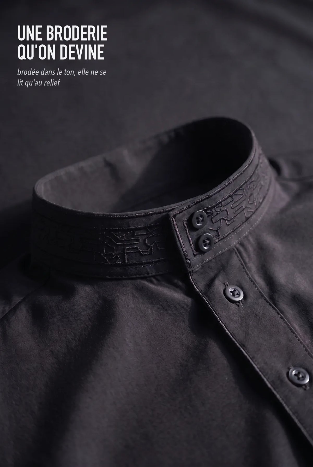 Broderie ton sur ton du col officier du qamis Ammar noir
