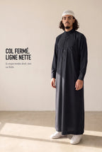 Qamis saoudien Ammar noir porté, coupe droite et col fermé