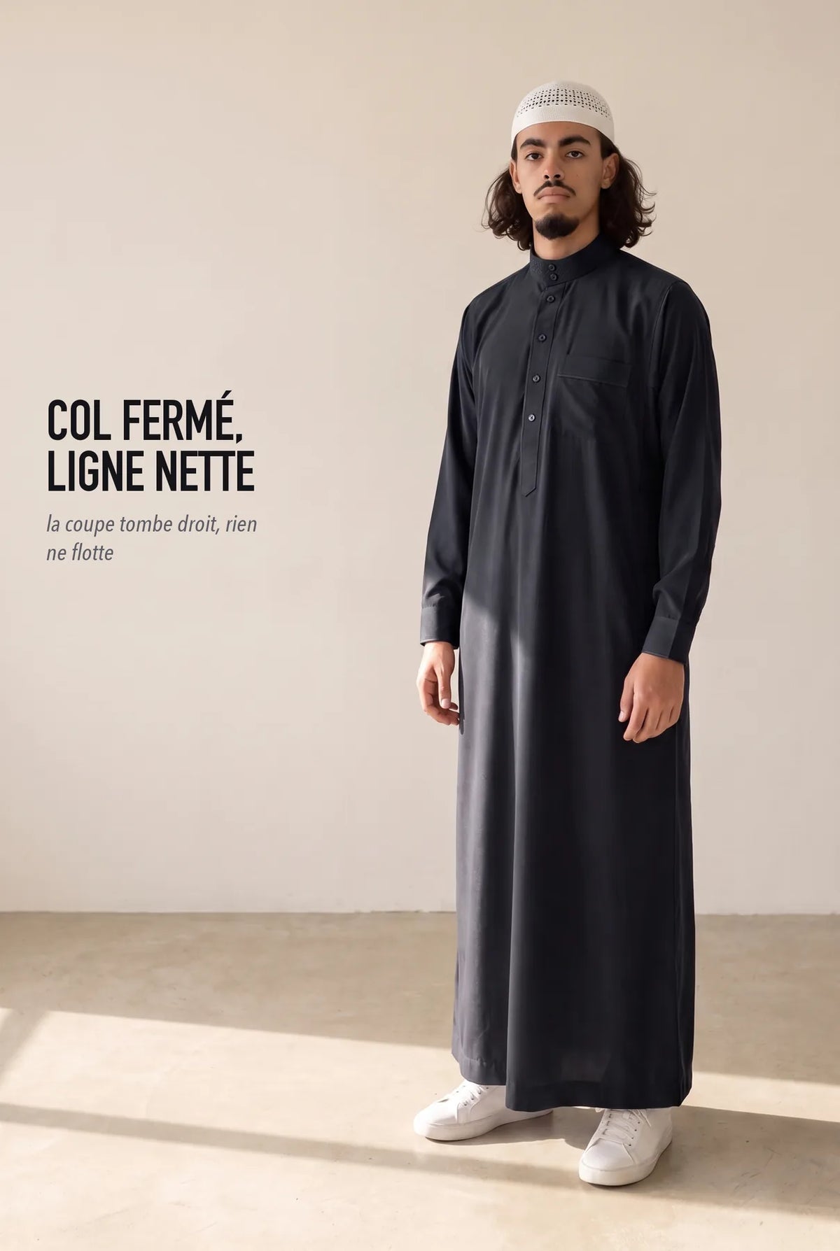Qamis saoudien Ammar noir porté, coupe droite et col fermé