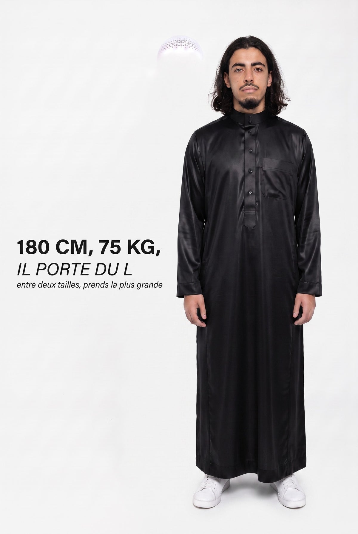 Repère de taille du qamis Omar noir, mannequin de 180 cm et 75 kg en taille L