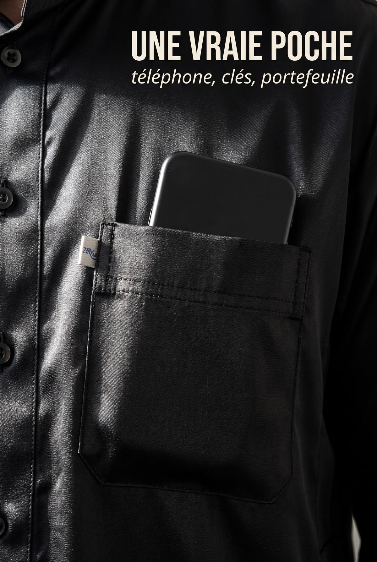 Poche poitrine plaquée du qamis Omar noir avec un téléphone glissé dedans