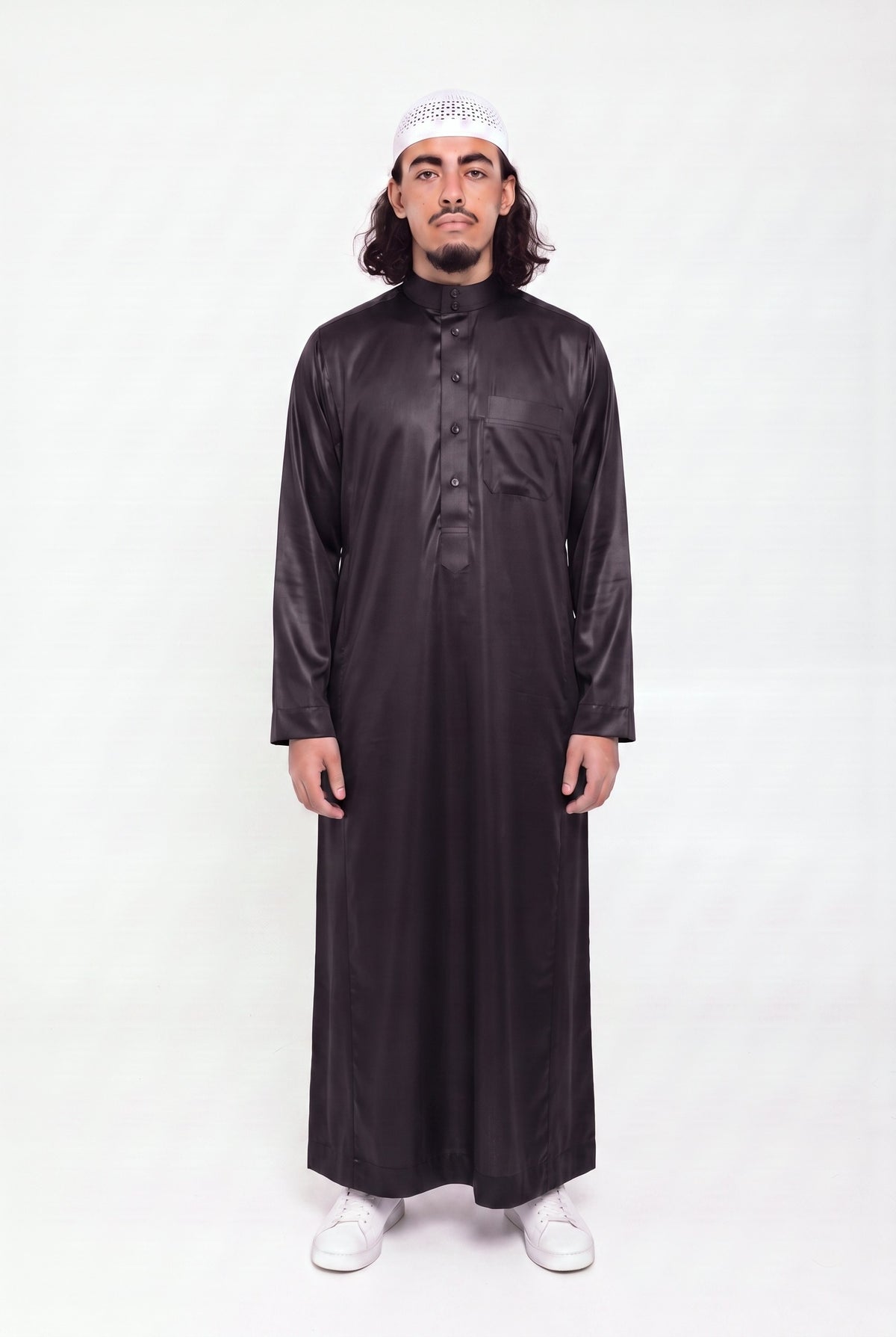 Qamis saoudien satiné Omar noir porté, col mao et poche poitrine, sur fond blanc