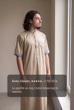 Qamis saoudien satiné Musa beige porté en intérieur, et avis client cinq étoiles
