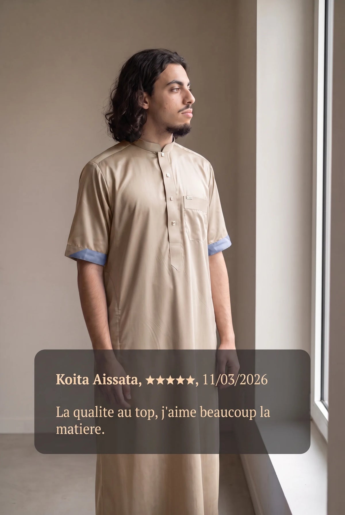 Qamis saoudien satiné Musa beige porté en intérieur, et avis client cinq étoiles