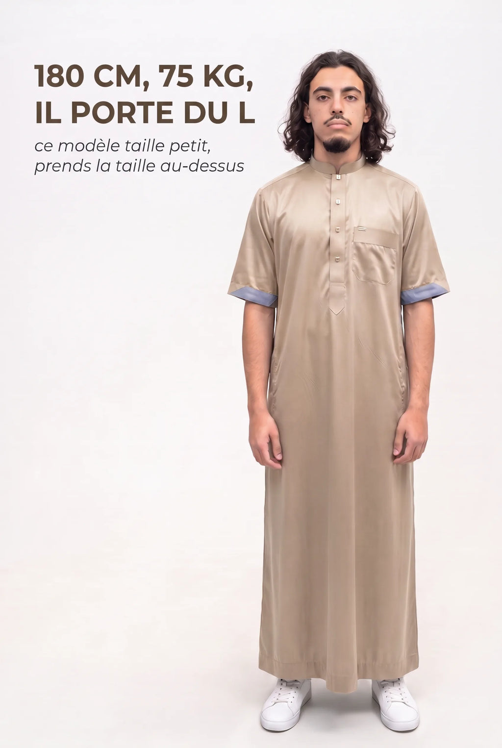 Repère de taille du qamis Musa beige, mannequin de 180 cm et 75 kg en taille L