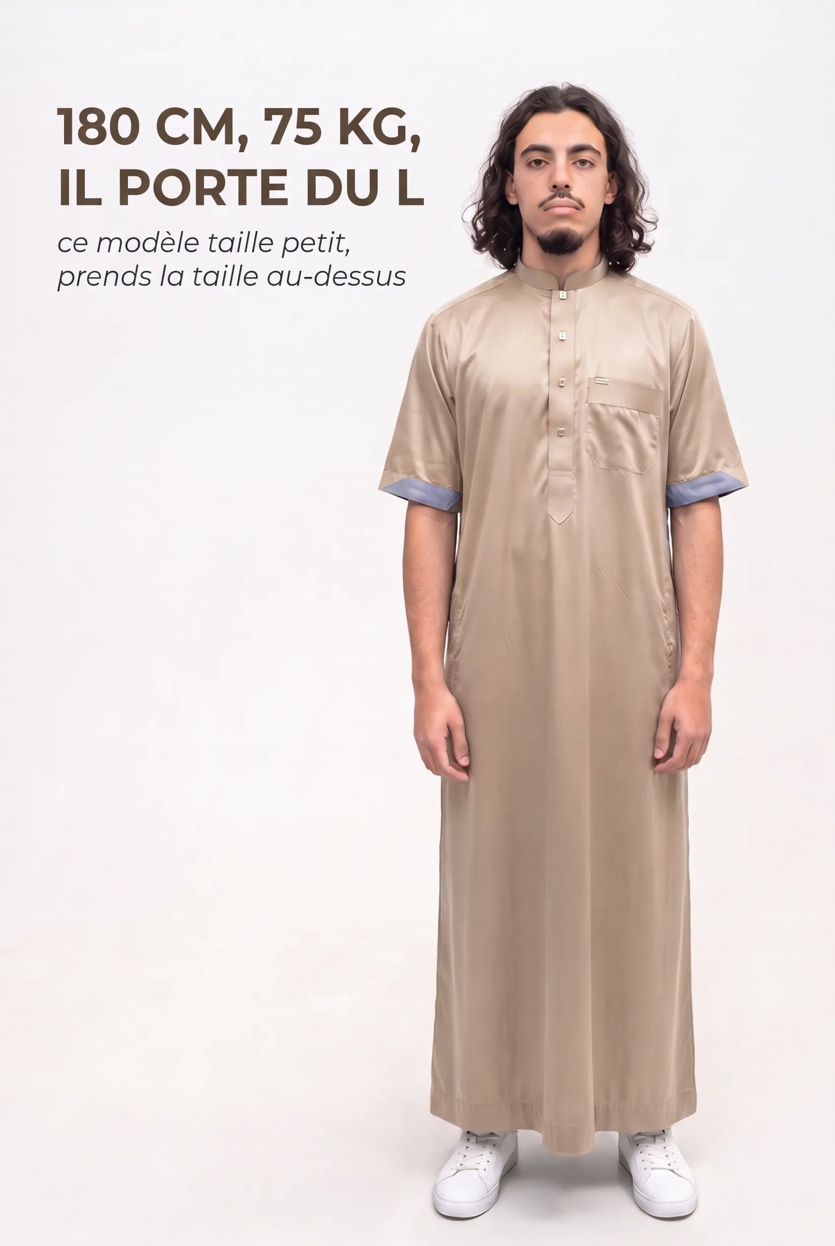 Repère de taille du qamis Musa beige, mannequin de 180 cm et 75 kg en taille L