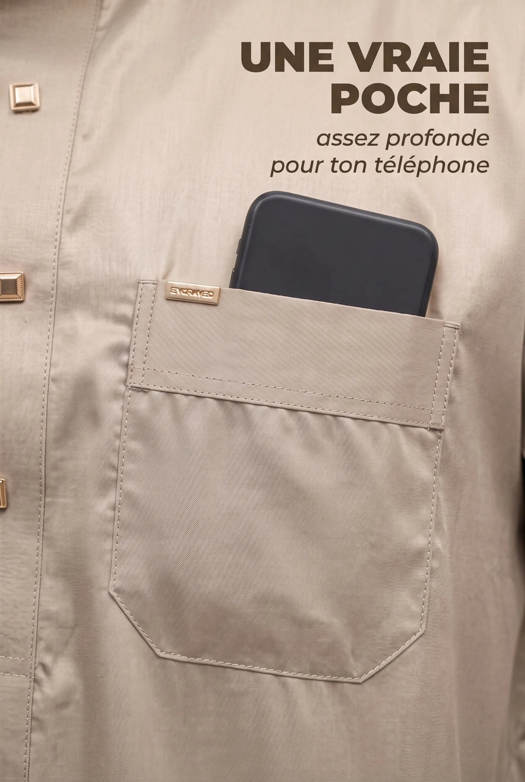 Poche poitrine du qamis Musa beige avec un téléphone glissé dedans