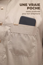 Poche poitrine du qamis Musa beige avec un téléphone glissé dedans