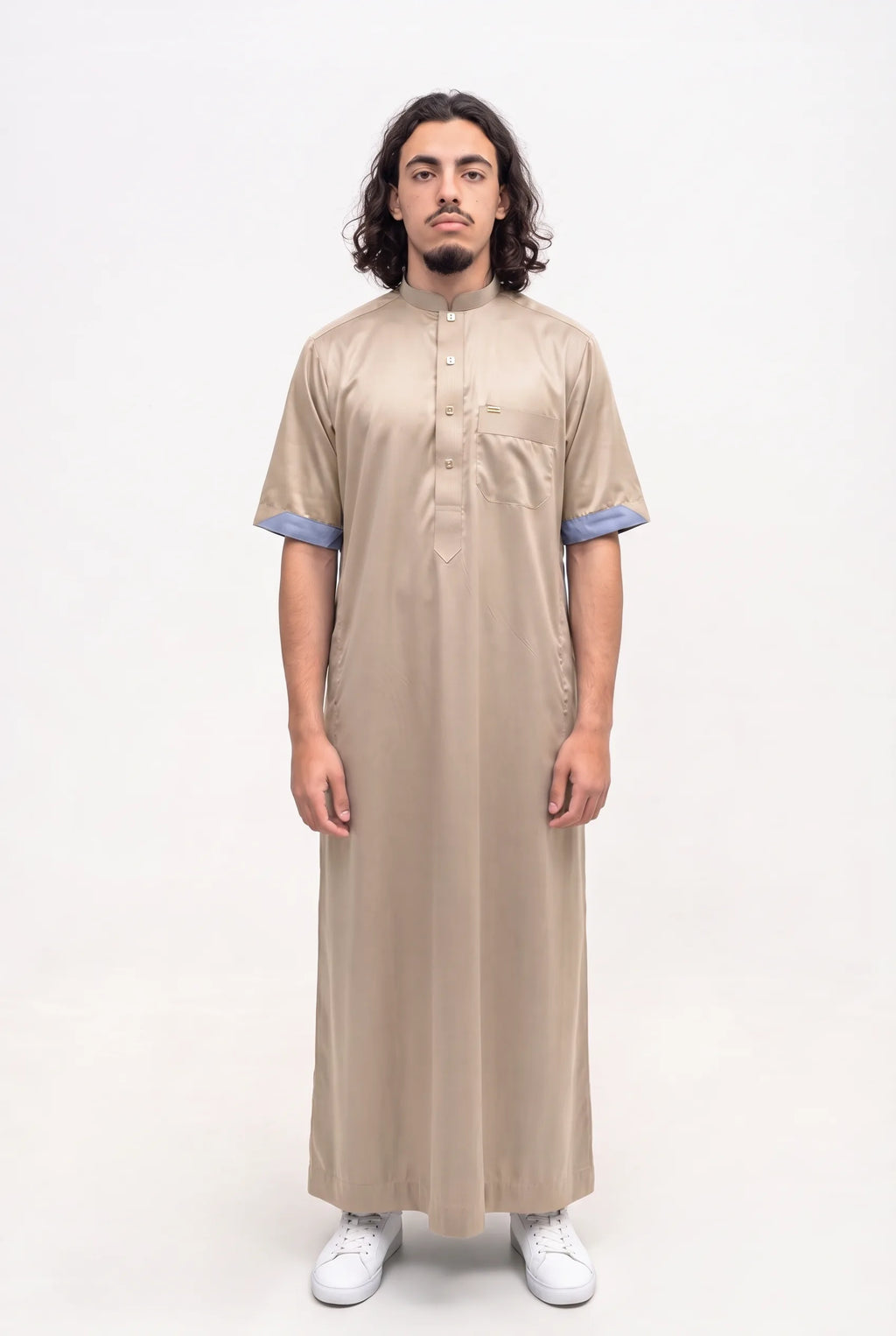 Qamis saoudien satiné Musa beige porté, col mao et manches courtes, sur fond blanc
