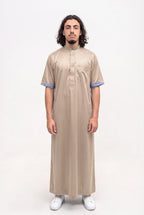 Qamis saoudien satiné Musa beige porté, col mao et manches courtes, sur fond blanc