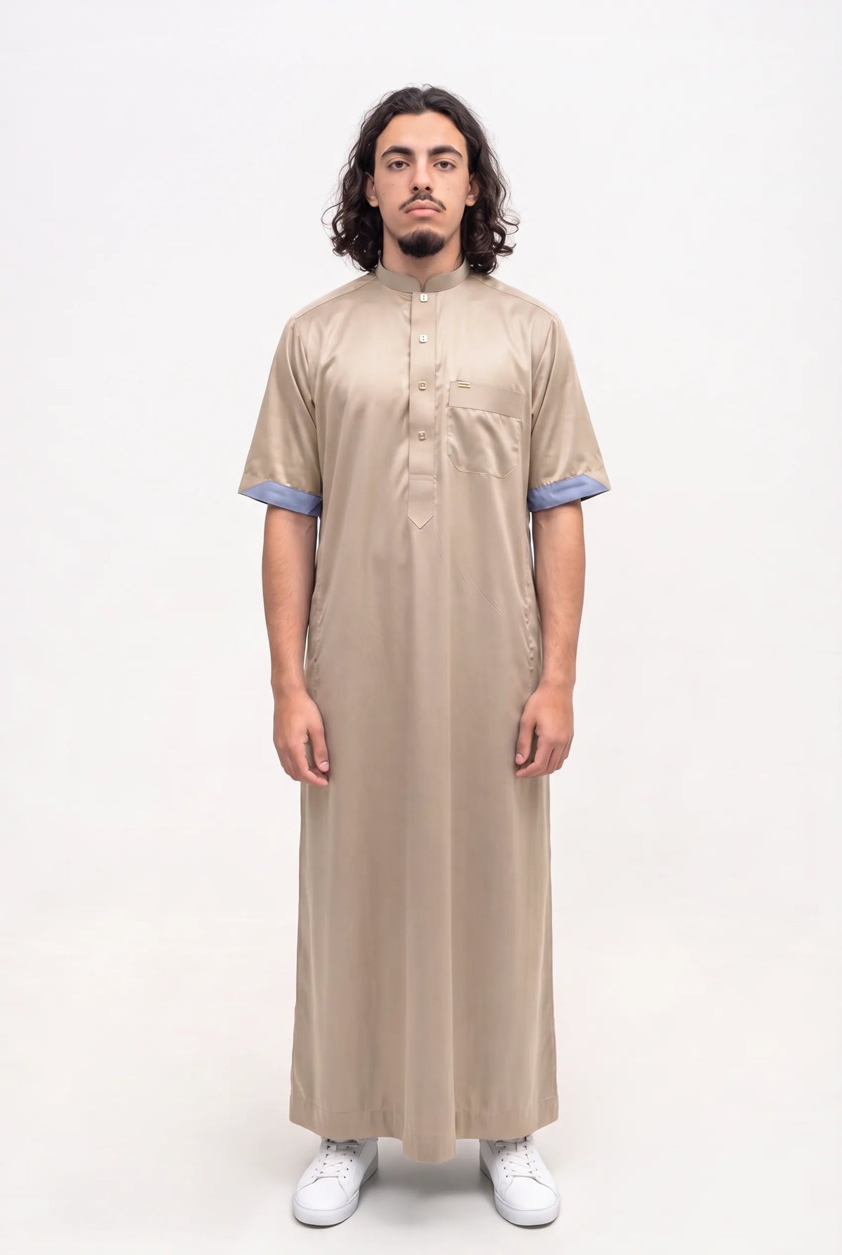 Qamis saoudien satiné Musa beige porté, col mao et manches courtes, sur fond blanc