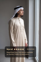 Qamis saoudien satiné Omar beige porté avec un keffieh, et avis client cinq étoiles