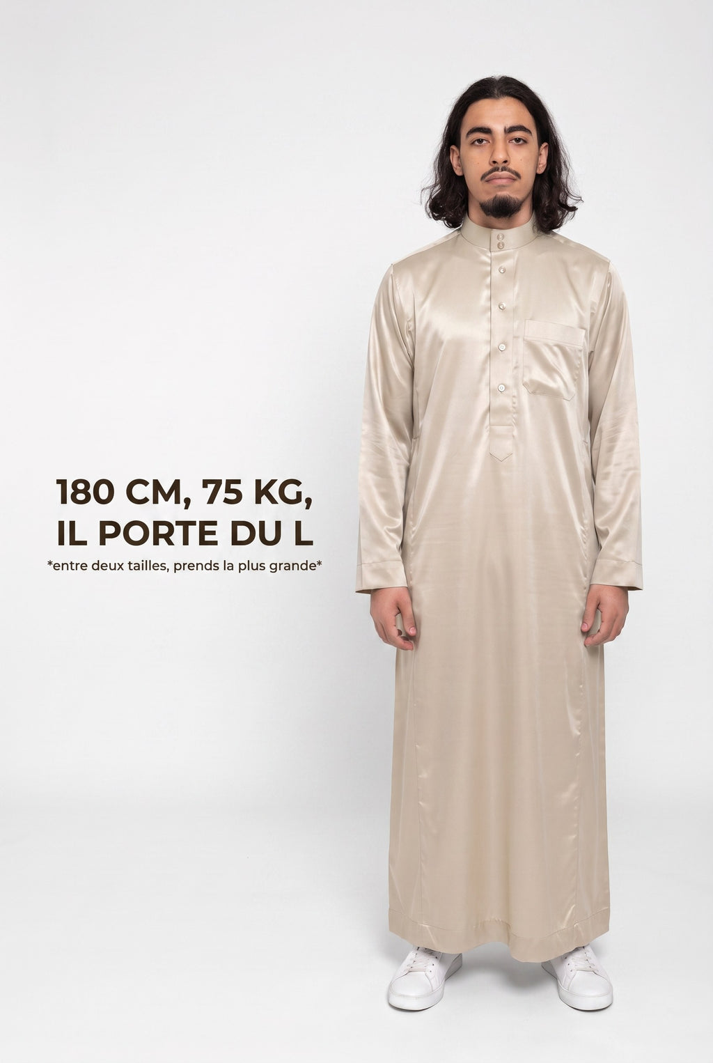 Repère de taille du qamis Omar beige, mannequin de 180 cm et 75 kg en taille L