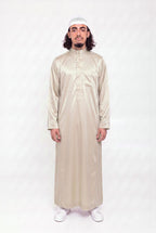 Qamis saoudien satiné Omar beige porté, col mao et poche poitrine, sur fond blanc