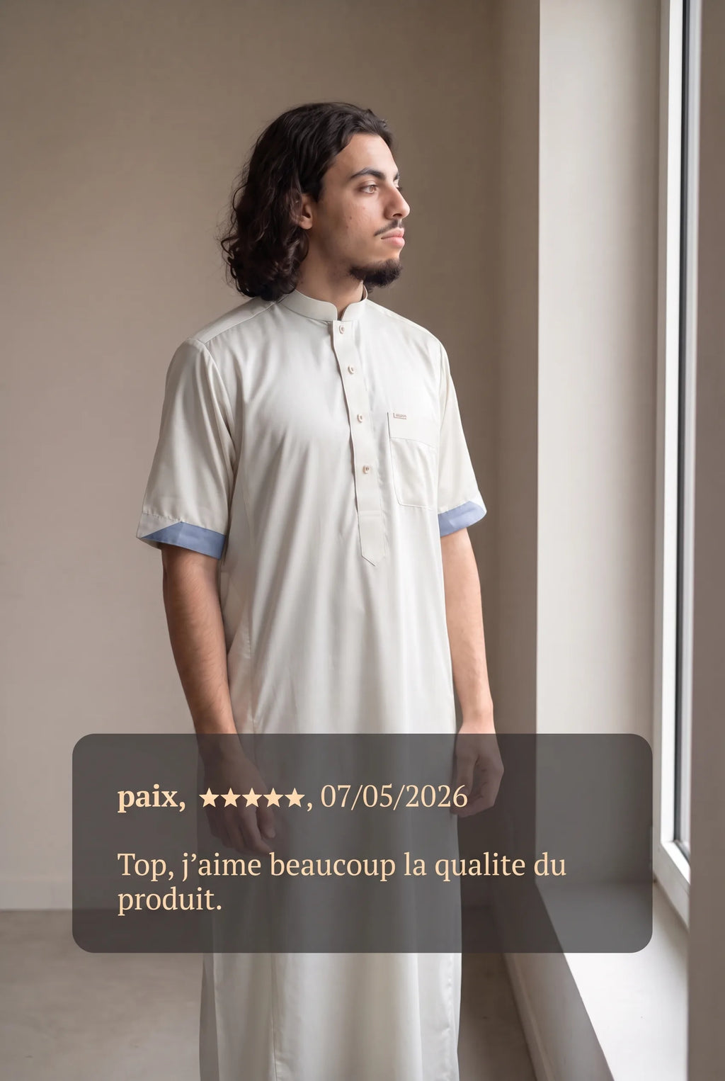 Qamis saoudien satiné Musa blanc cassé porté en intérieur, et avis client cinq étoiles