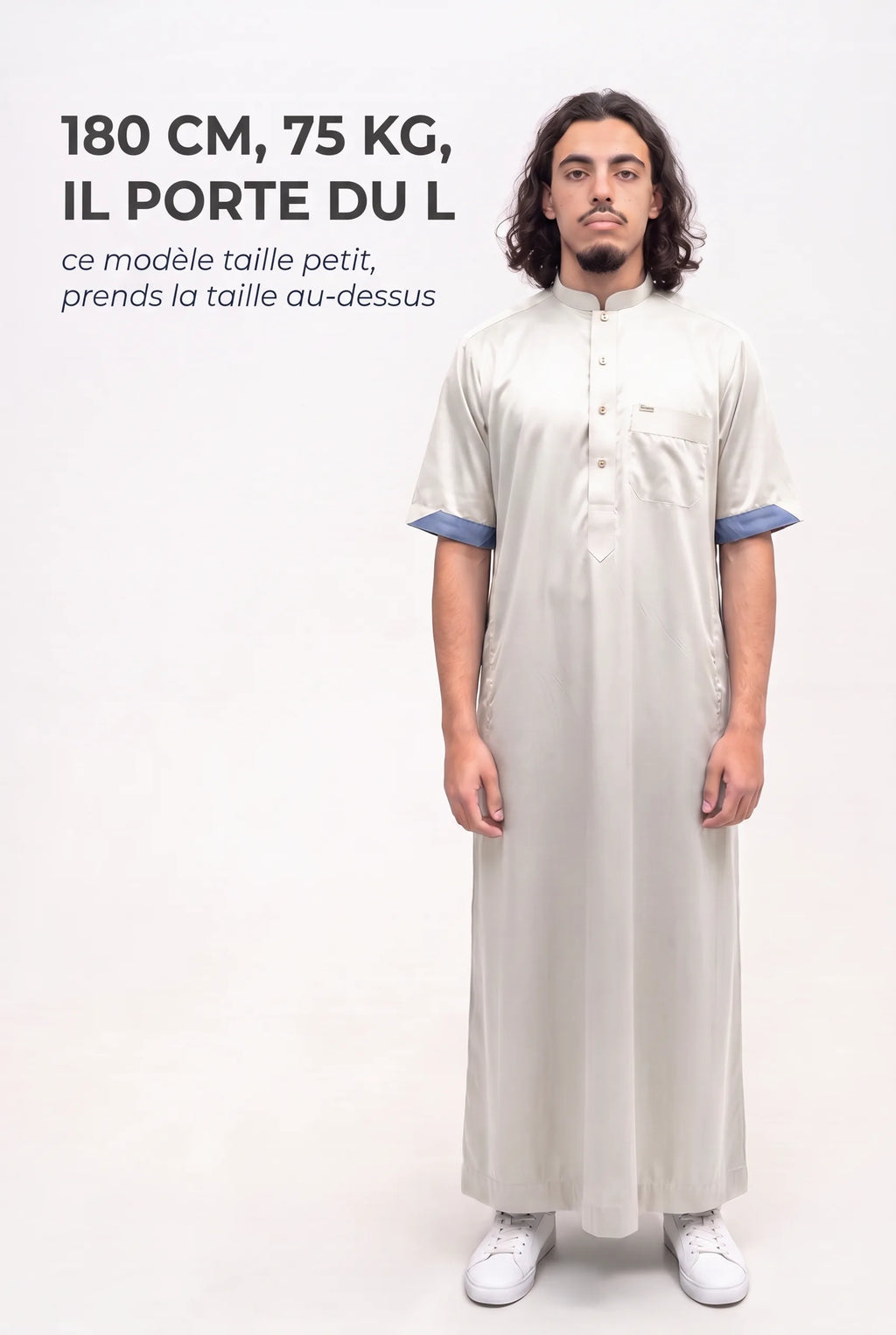 Repère de taille du qamis Musa blanc cassé, mannequin de 180 cm et 75 kg en taille L