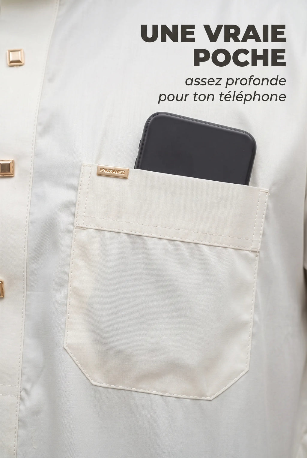 Poche poitrine du qamis Musa blanc cassé avec un téléphone glissé dedans