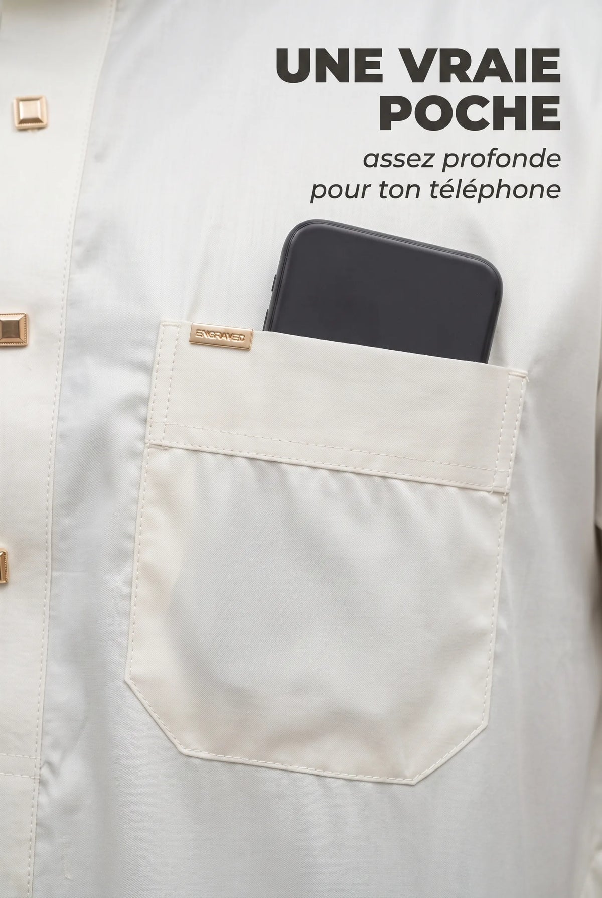 Poche poitrine du qamis Musa blanc cassé avec un téléphone glissé dedans
