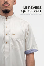 Revers de manche du qamis Musa blanc cassé, doublure contrastée et boutons dorés
