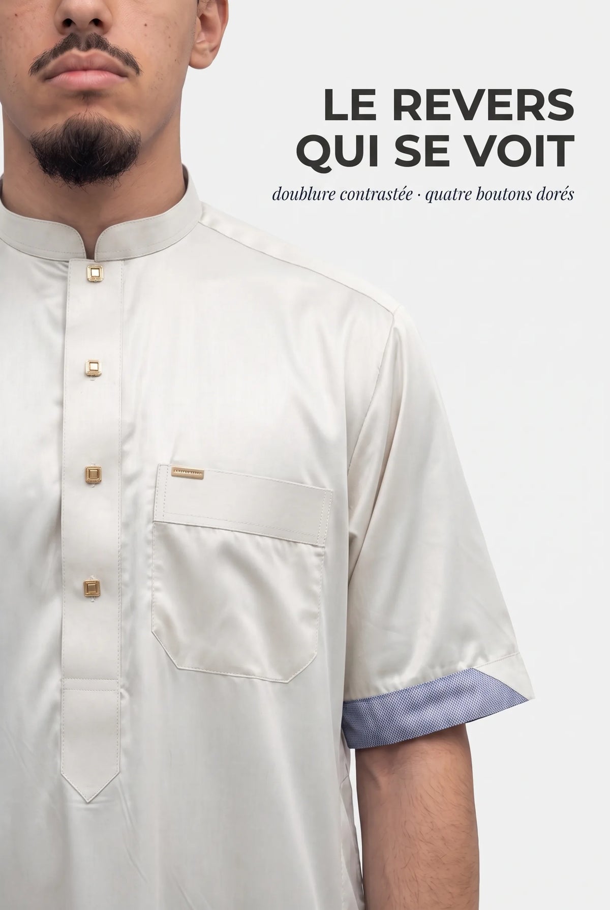 Revers de manche du qamis Musa blanc cassé, doublure contrastée et boutons dorés