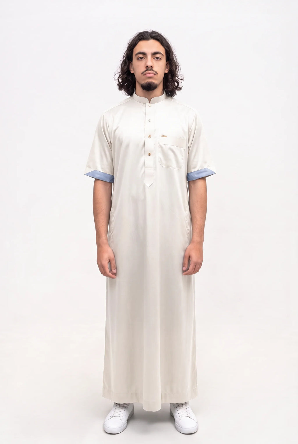 Qamis saoudien satiné Musa blanc cassé porté, col mao et manches courtes, sur fond blanc