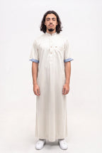 Qamis saoudien satiné Musa blanc cassé porté, col mao et manches courtes, sur fond blanc