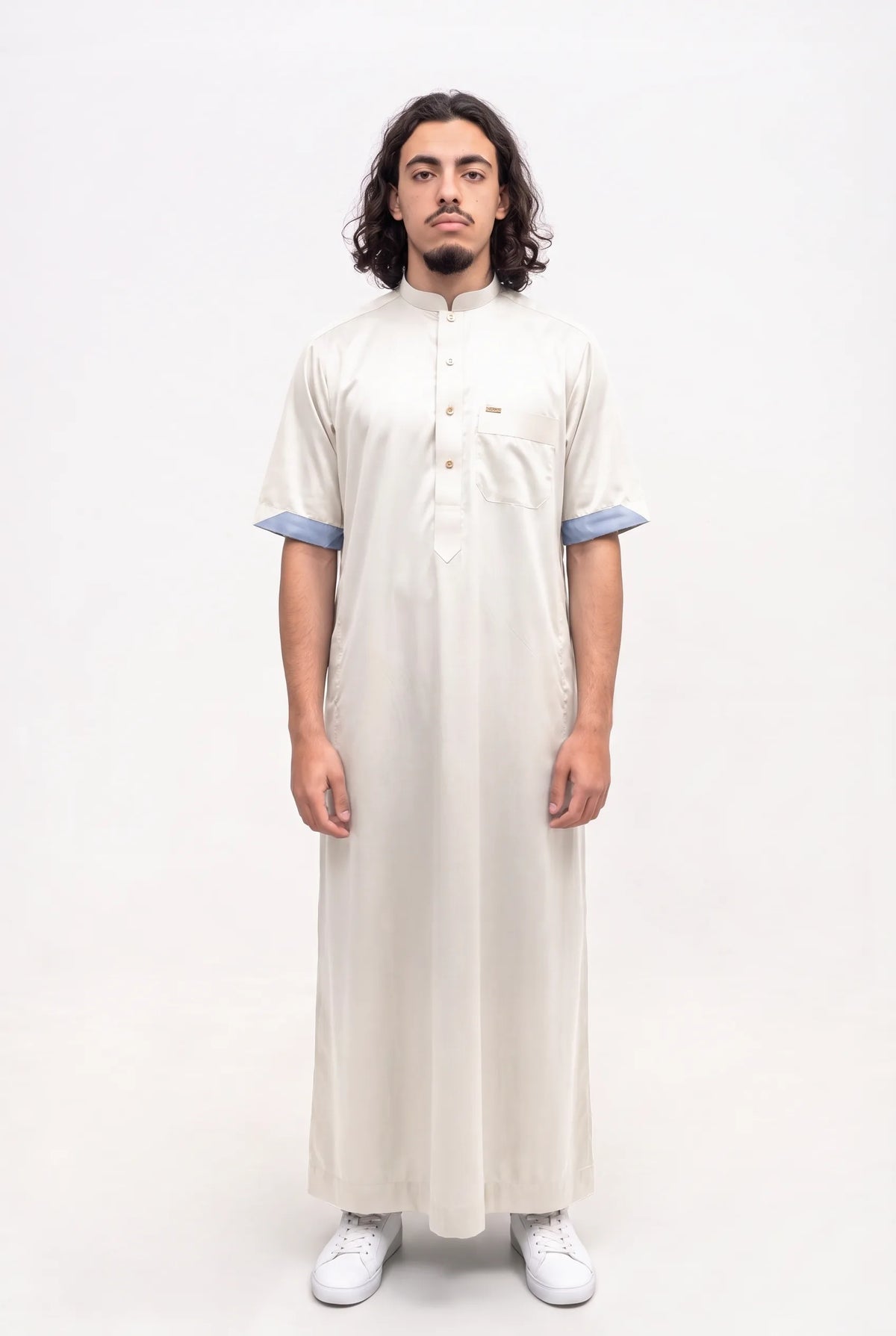 Qamis saoudien satiné Musa blanc cassé porté, col mao et manches courtes, sur fond blanc