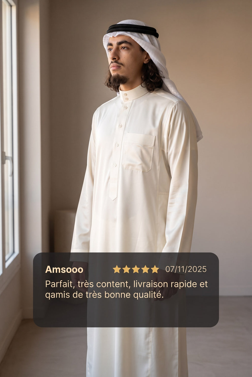 Qamis saoudien satiné Omar blanc cassé porté avec un keffieh, et avis client cinq étoiles