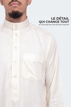 Détail du col mao montant du qamis saoudien satiné Omar blanc cassé et de sa patte de boutonnage